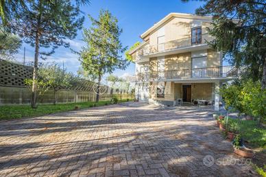 Mogliano: casa indipendente con corte e panorama,