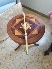 tavolino con piano intarsiato 