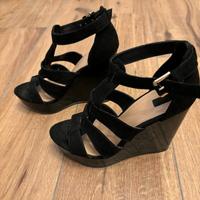 Sandalo scamosciato nero zeppa lucida stradivarius