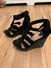 Sandalo scamosciato nero zeppa lucida stradivarius