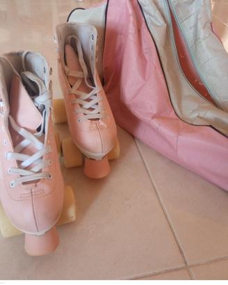 Pattini a rotelle colore rosa con borsa