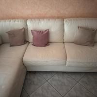 Divano angolare in pelle bianca con cuscini