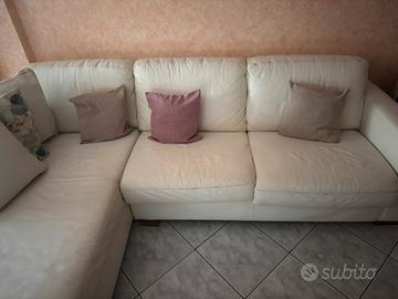 Divano angolare in pelle bianca con cuscini
