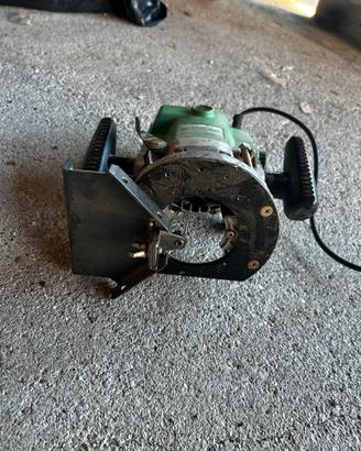fresatrice verticale Hitachi M8.