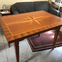 Tavolo intarsiato con Rosa dei Venti, allungabile