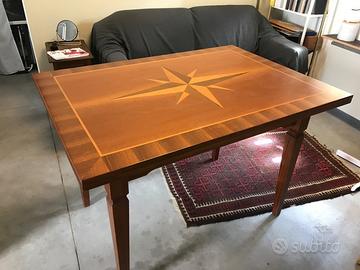 Tavolo intarsiato con Rosa dei Venti, allungabile