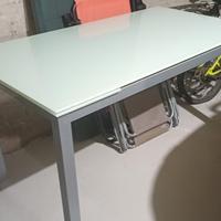 tavolo da pranzo con piano in vetro temperato 