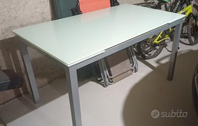 tavolo da pranzo con piano in vetro temperato 