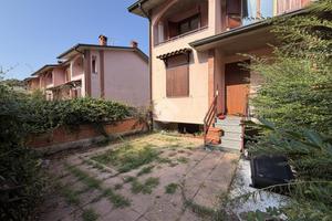 VILLA A SCHIERA A OSIO SOTTO