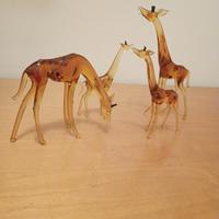 famiglia di giraffe in vetro