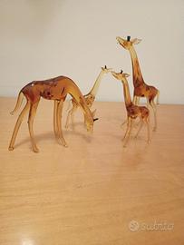 famiglia di giraffe in vetro