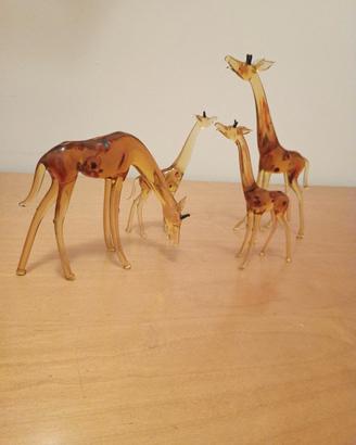 famiglia di giraffe in vetro