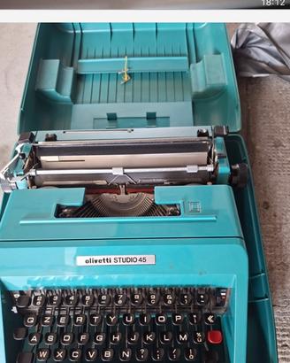 Macchina da scrivere olivetti