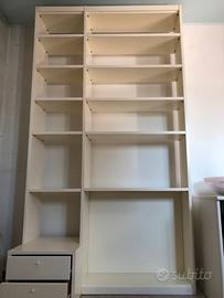 Libreria laccata bianca con cassettiera