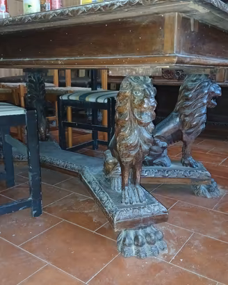 salotto con decorazione leone