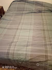 Coperta matrimoniale a quadri grigia 