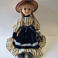 Bambola MagicSun in porcellana con vestito blu