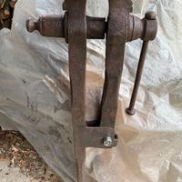 Antica morsa da fabbro a gambo lungo