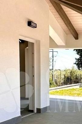 Porta finestra con apertura a battente e vasistes