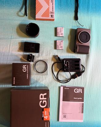 Ricoh GRIII con accessori