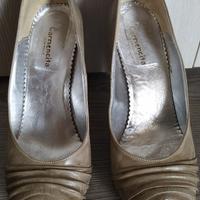 Scarpe pelle grigio con tacco e punta aperta