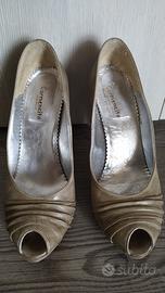 Scarpe pelle grigio con tacco e punta aperta