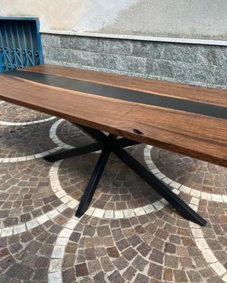 Tavolo da pranzo in legno e resina