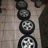 Cerchi originali Peugeot 106 con relativi bulloni.