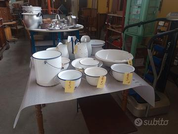 Oggetti in metallo smaltato