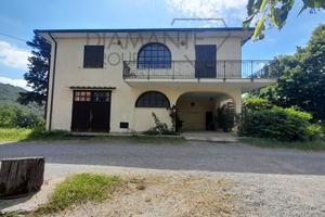 Casale di campagna con cantina , grotta e giardino