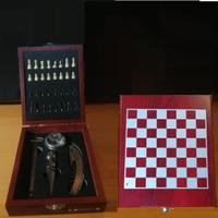 Piccola scacchiera con accessori per bottiglie