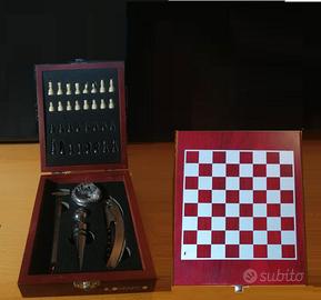 Piccola scacchiera con accessori per bottiglie