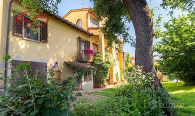 Villa di 292 m² con più di 5 locali a Montevarchi