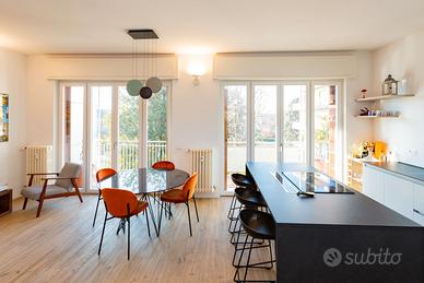 Tavolo rotondo Riflessi e 4 sedie Calligaris