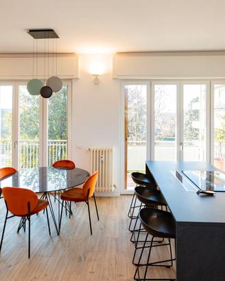 Tavolo rotondo Riflessi e 4 sedie Calligaris