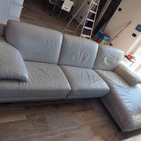 divano Natuzzi in pelle con chaise longue 