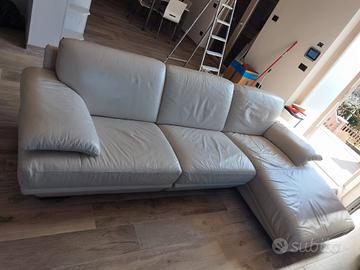 divano Natuzzi in pelle con chaise longue 