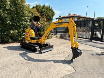 E242 - Escavatore 15 q Komatsu PC15 Carro Allargab