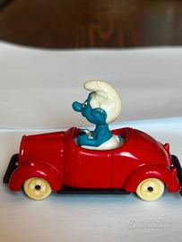 Puffo vintage con auto rossa – anni '70