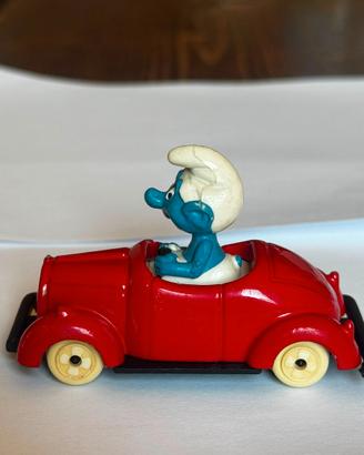 Puffo vintage con auto rossa – anni '70