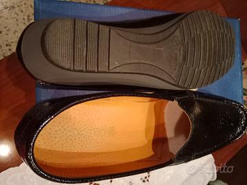 scarpe mocassino di vernice nera 