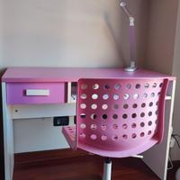 Scrivania e sedia cameretta rosa scuro