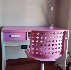 Scrivania e sedia cameretta rosa scuro