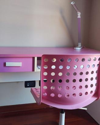 Scrivania e sedia cameretta rosa scuro