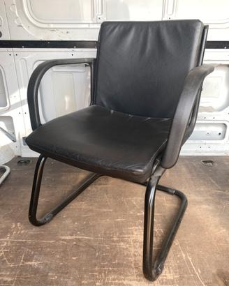 Coppia di poltroncine in pelle nera