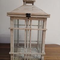 Lanterna chabby in legno e vetro