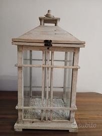 Lanterna chabby in legno e vetro
