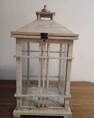 Lanterna chabby in legno e vetro