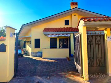 Ampia Camera con bagno privato in Villa