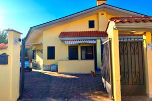 Ampia Camera con bagno privato in Villa